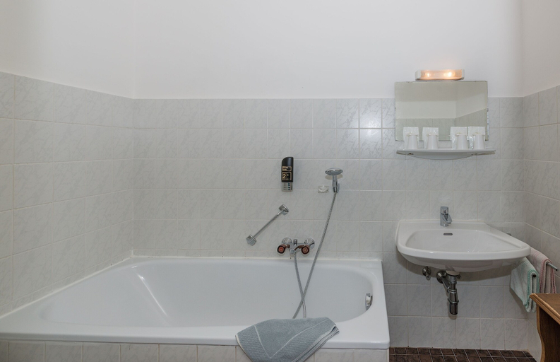 Bathroom 4, Pension Dr. Geissler, Wien