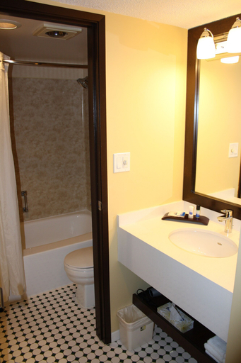 Bathroom 4, Best Western Plus Emerald Isle Hotel, Capital