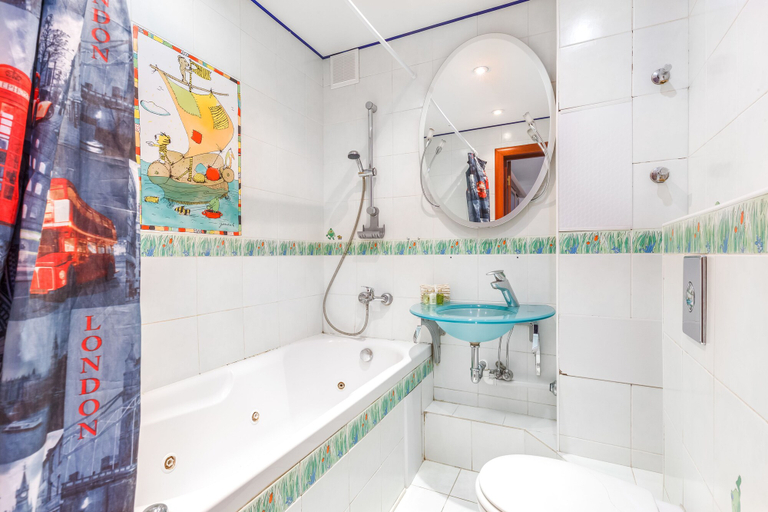 Bathroom 2, Inndays Kaluzhskaya, Western
