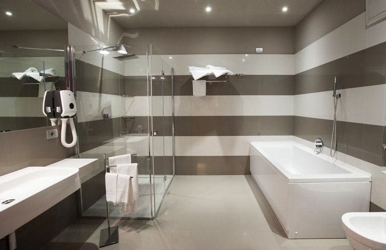 Bathroom 5, Albergo Vittoria, Trapani