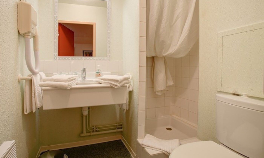 Bathroom 4, Hotel des deux porches, Vienne