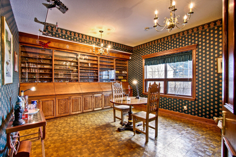 Food & Drinks 4, Ghost Lake Manor House, Division No. 6