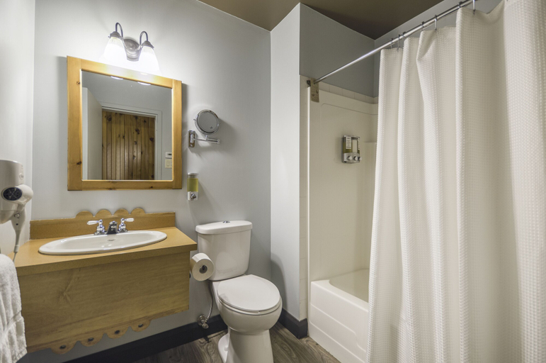 Bathroom 4, Auberge du Lac Taureau, Matawinie