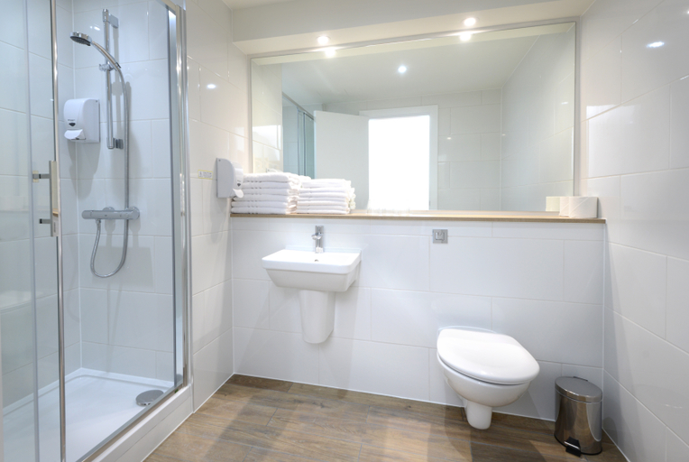 Bathroom 4, Travelodge PLUS Dublin City Centre, Dublin