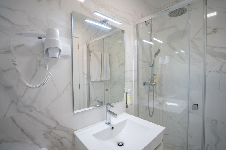 Bathroom 5, Dinya Lisbon Hotel, Lisbon