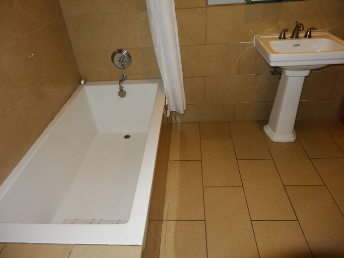 Bathroom 4, Balboa Inn, On the Beach, Orange