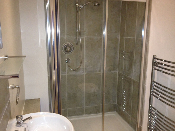 Bathroom 3, Longs Inn, Central Bedfordshire