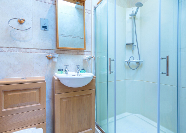 Bathroom 3, Castletown House Apartments, London