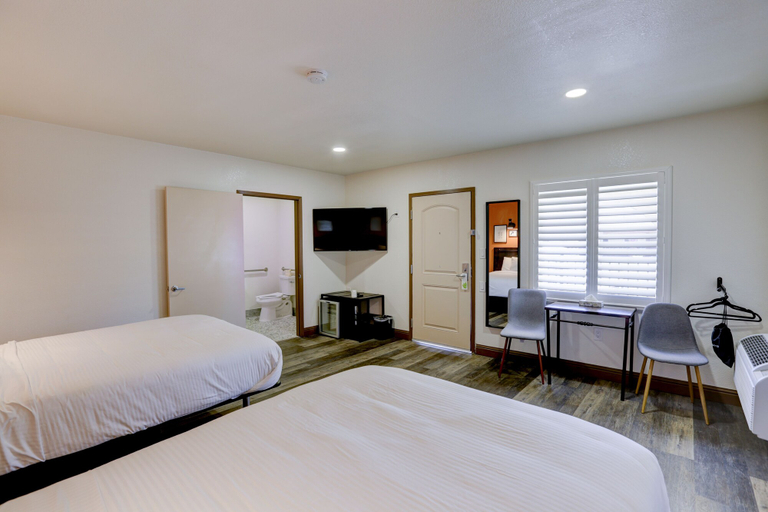 Bedroom 4, The Greens Hotel - Stockton Blvd, Sacramento