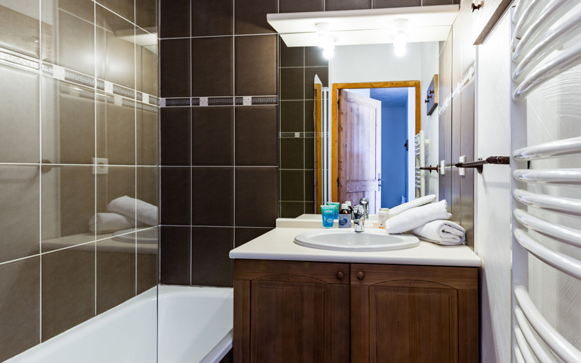 Bathroom, Résidence Lagrange Vacances les Chalets de l'Adet, Hautes-Pyrénées