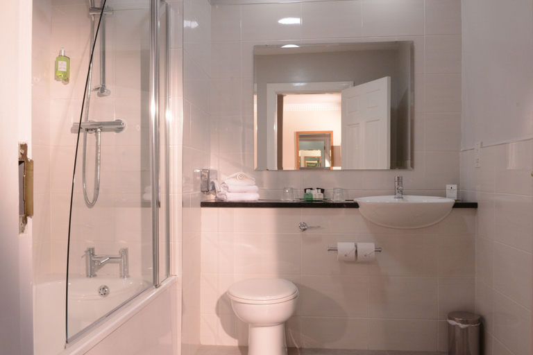 Bathroom 5, Clanree Hotel & Leisure Centre