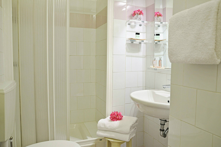 Bathroom 4, Hotel Vasari, Florence