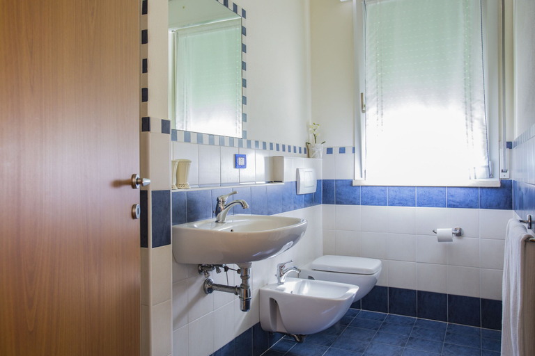 Bathroom 4, Hotel Sylvia, Lucca