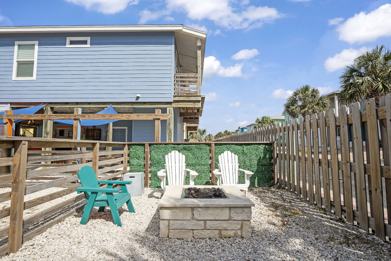 Exterior & Views, Bottoms Up, Nueces