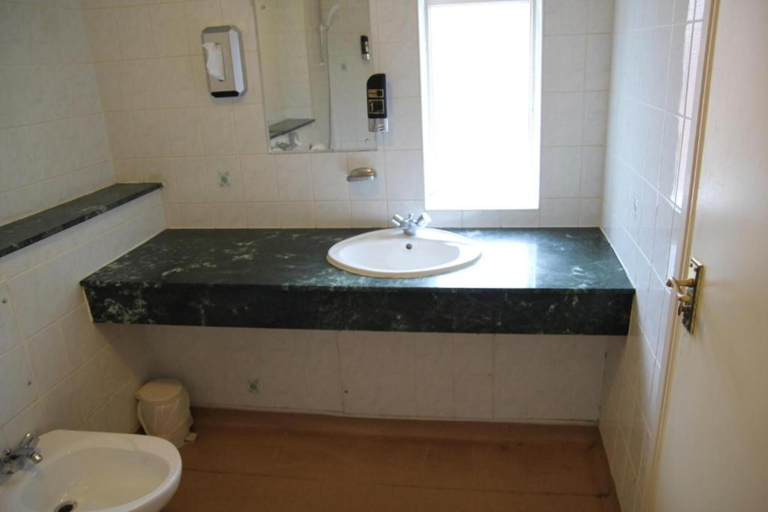 Bathroom 5, Hylands Hotel, Coventry