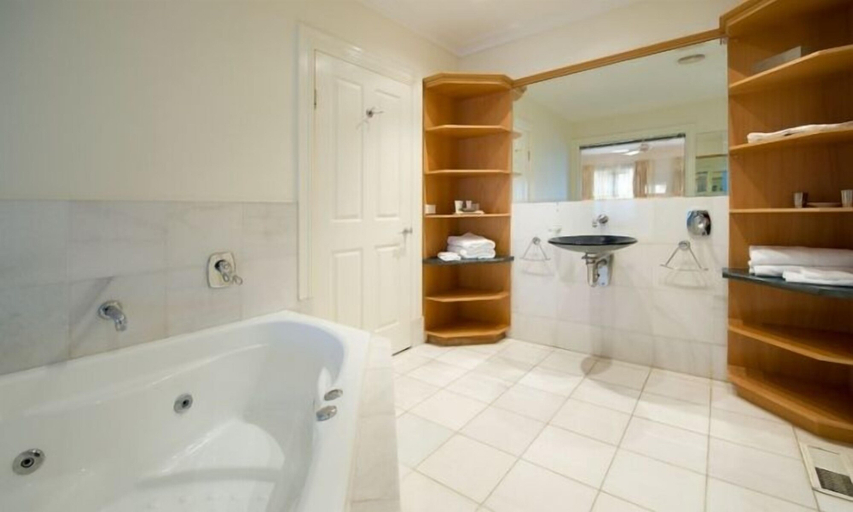 Bathroom, Lakeside Suites 3, Hepburn - East