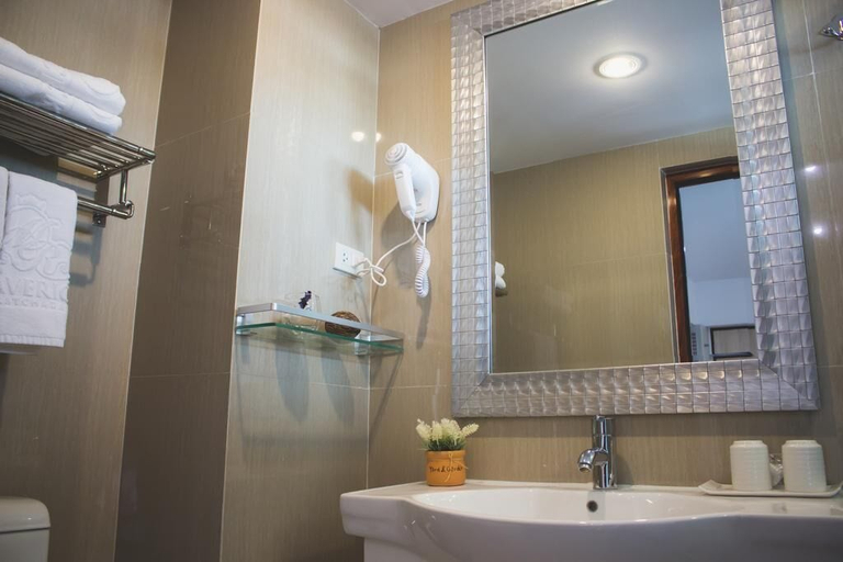 Bathroom 5, Maverick Ratchada Hotel, Din Dang
