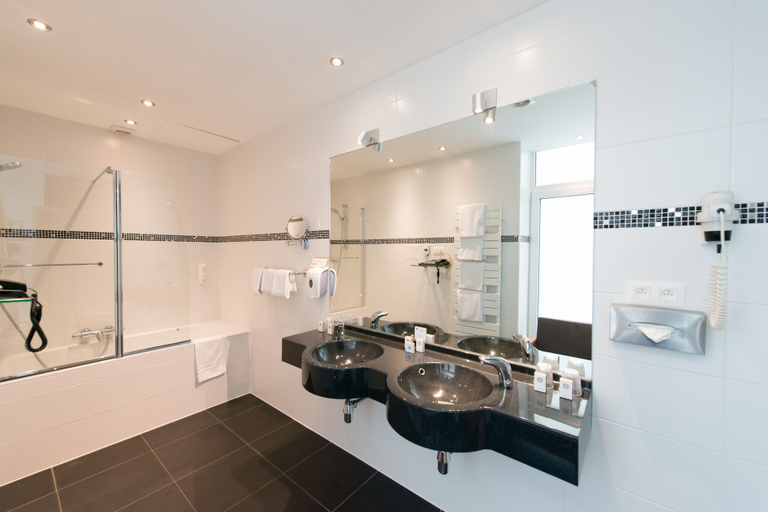 Bathroom 3, Hôtel de l'Univers Liège, Liège