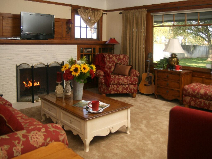 Others 5, Cottage on Armstrong, San Joaquin