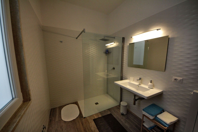 Bathroom 5, Principe, Bari