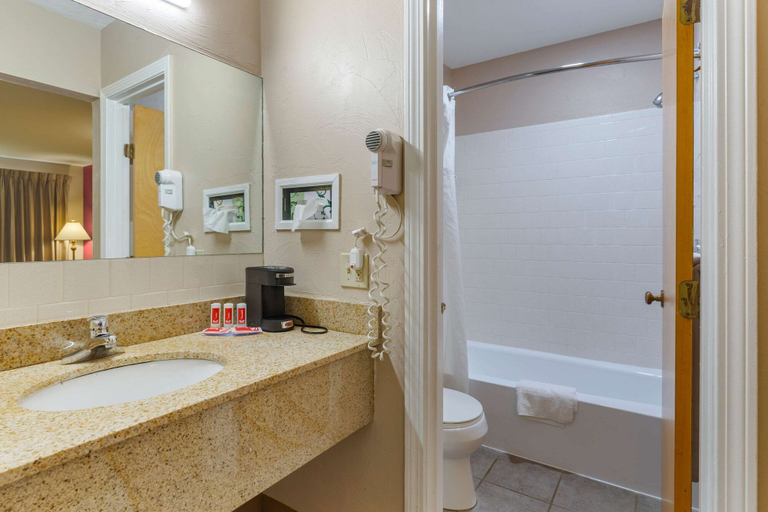 Bathroom 3, Econo Lodge Sturbridge Route 20, Worcester