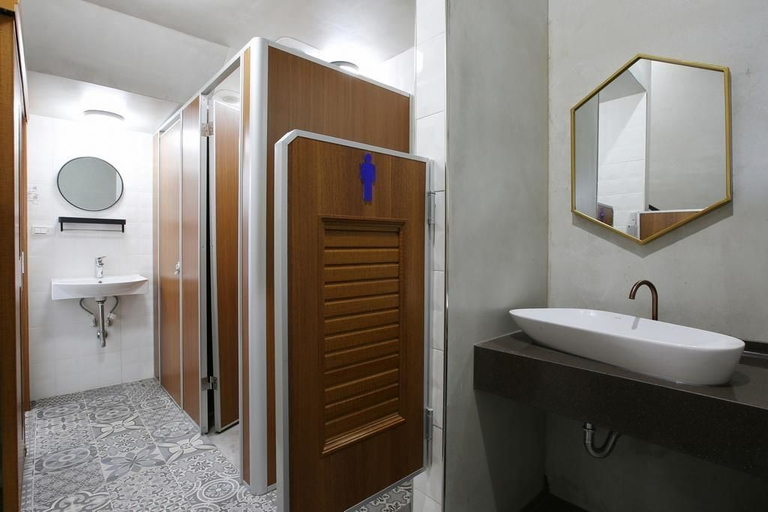 Bathroom 3, Liuqiu Backpackers Hostel, Pingtung