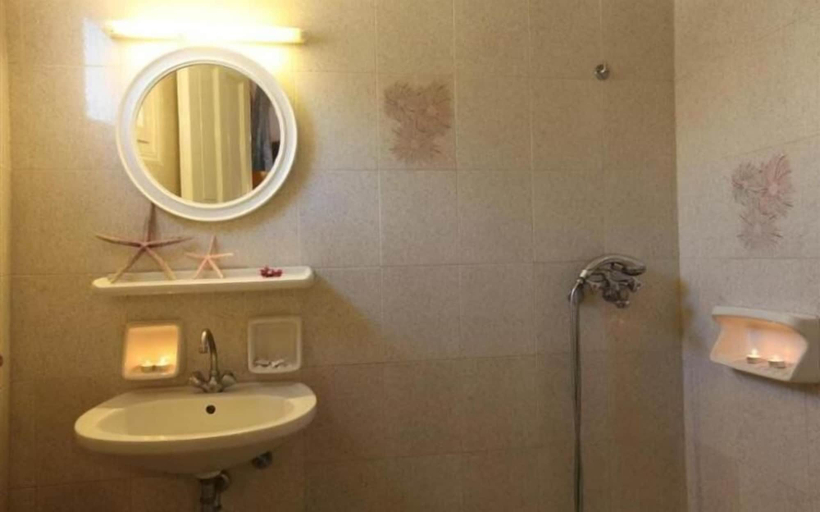 Bathroom, Vrissi, South Aegean