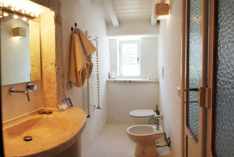 Bathroom 5, Palazzo Camarda, Brindisi
