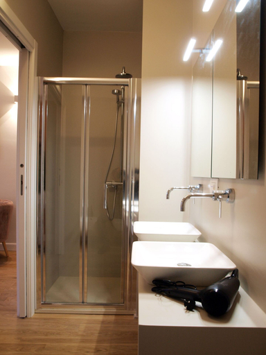 Bathroom 5, Cosmopolitan Central Rooms, Bologna