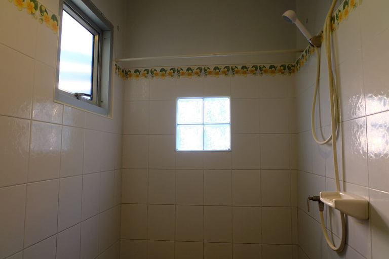 Bathroom, Golden Place Guesthouse, Mueang Kamphaeng Phet