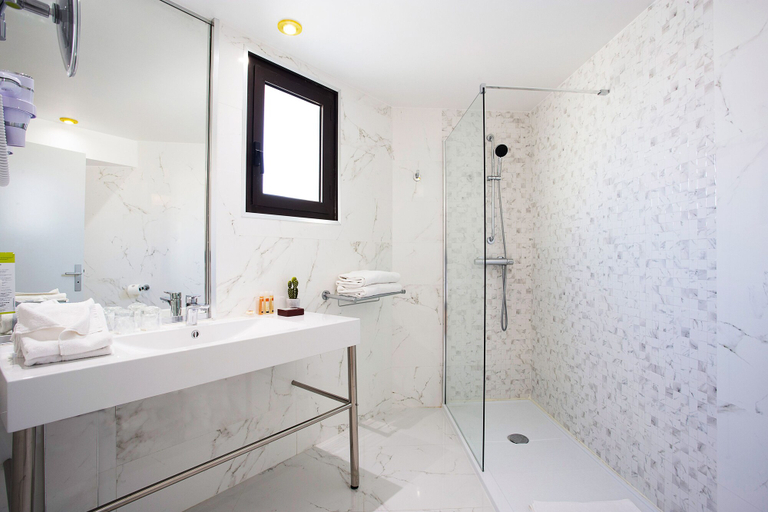 Bathroom 5, Hotel Nice Riviera, Alpes-Maritimes