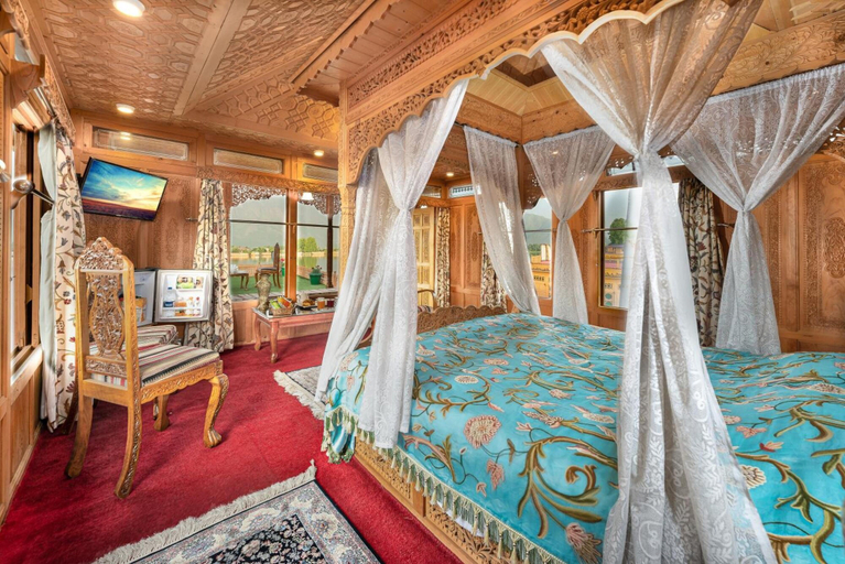 Bedroom 2, WelcomHeritage Gurkha Houseboats, Srinagar