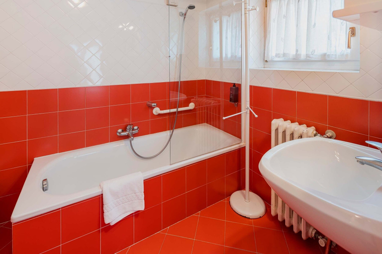 Bathroom 4, Hotel Royal, Belluno