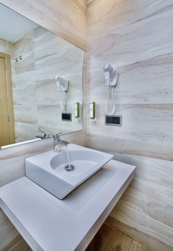 Bathroom 4, SV Chrome, AbujaMun