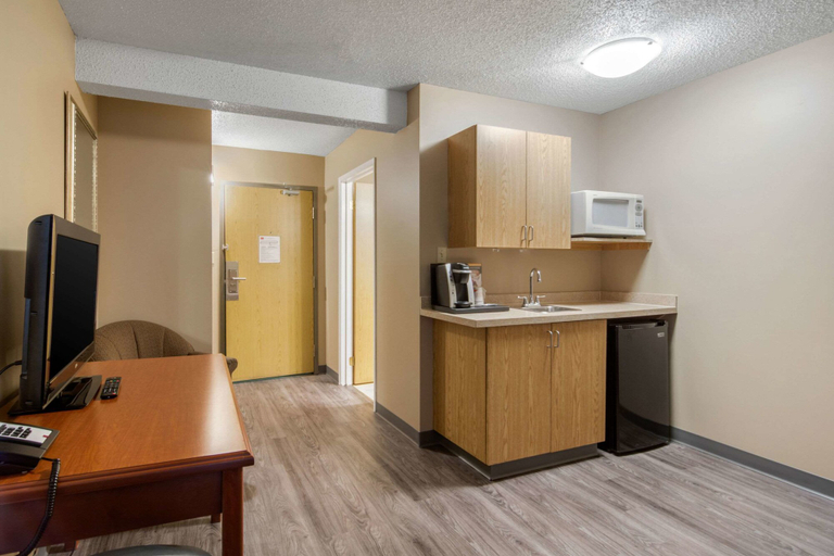 Others 5, Econo Lodge, Division No. 6