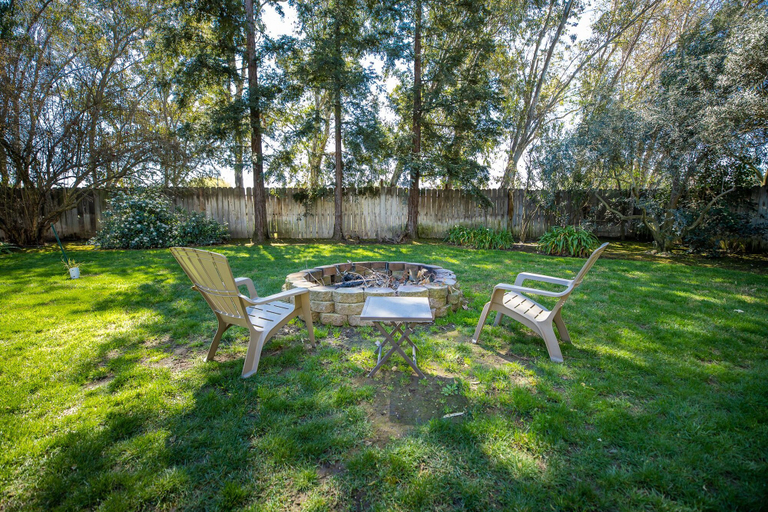 Others 4, Cottage on Armstrong, San Joaquin