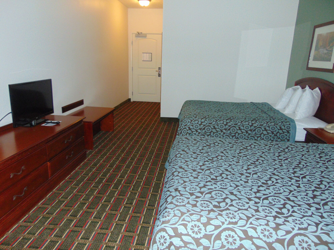 Bedroom 3, Days Inn by Wyndham Pentwater, Mason