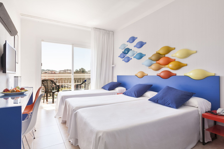Bedroom 2, Evenia Olympic Resort, Girona