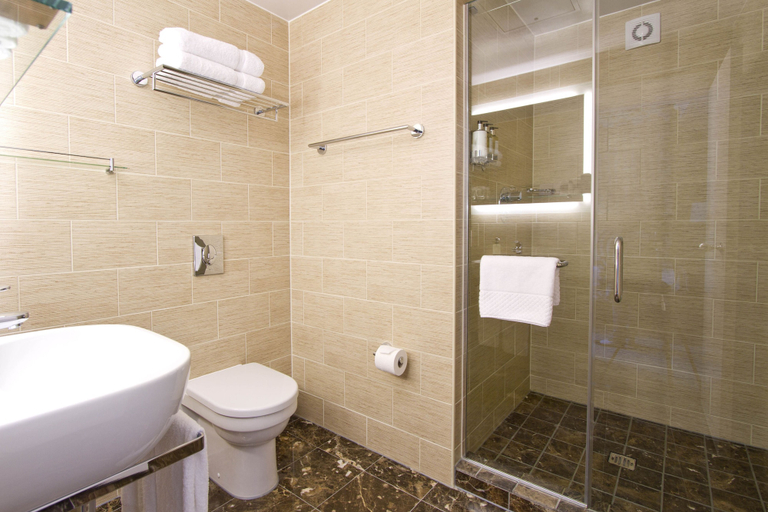 Bathroom 4, St. Ermins Hotel, Autograph Collection, London