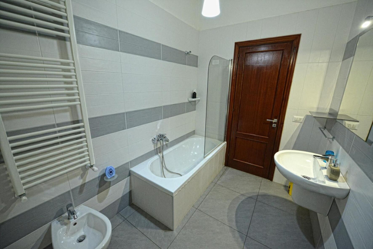 Bathroom 5, Aback, Bari