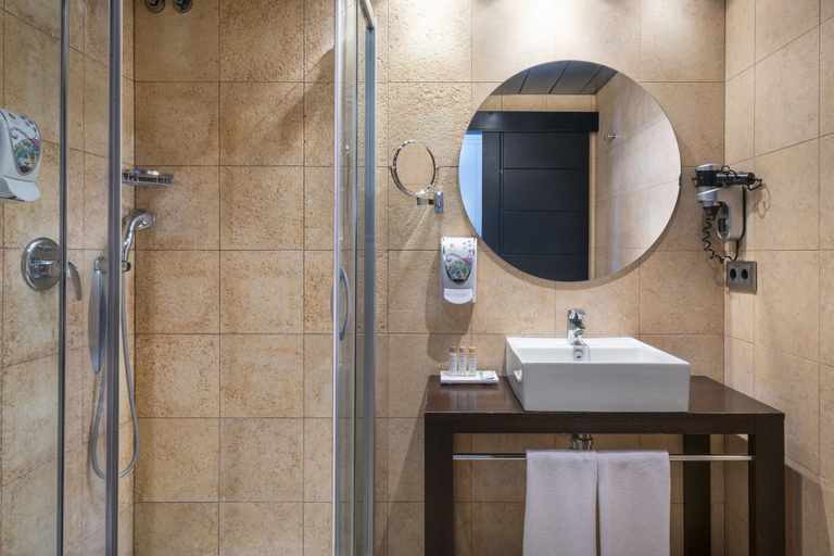 Bathroom 5, Salles Hotel Aeroport de Girona, Girona