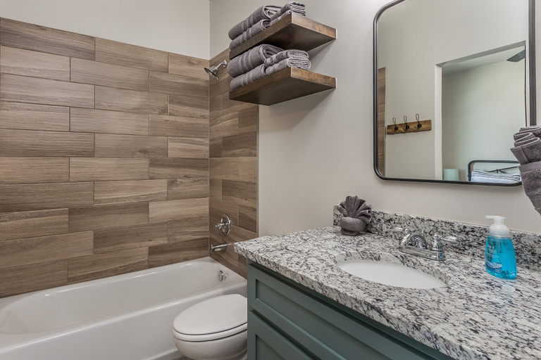 Bathroom 2, Madison Square, Potter