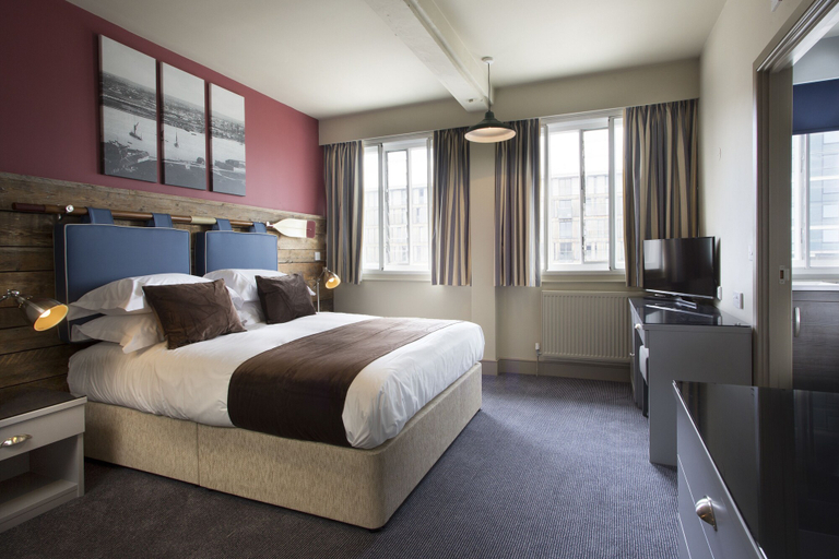 Bedroom 3, Ship & Trades, Medway
