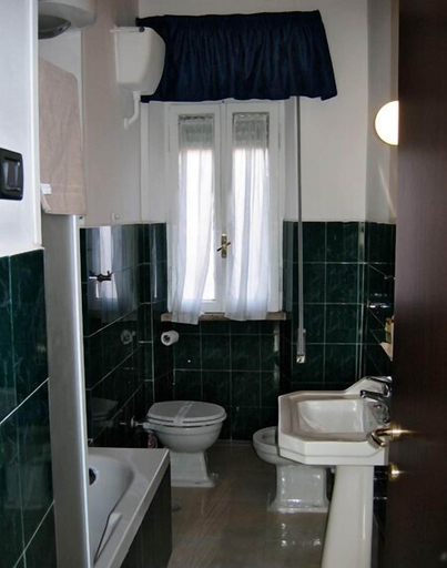 Bathroom 4, Hotel Antico Acquedotto, Rome