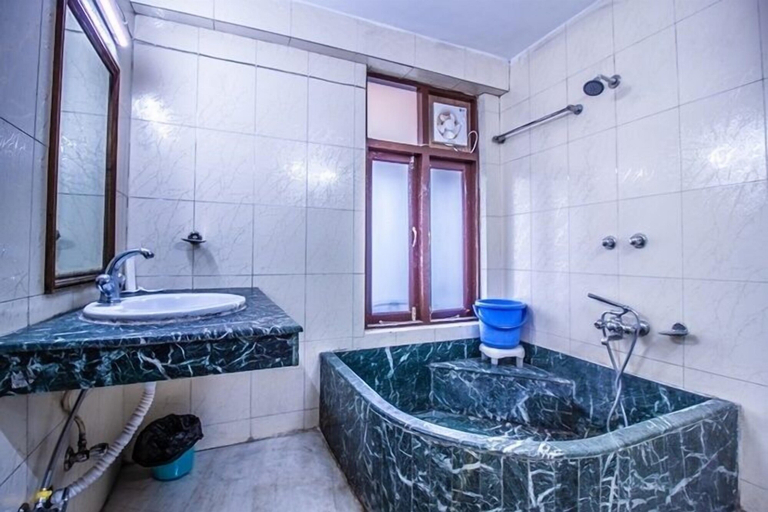 Bathroom, Gautam Cottage, Kullu