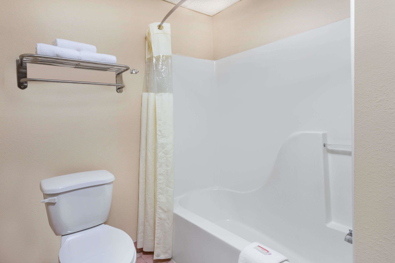Bathroom 4, Baymont by Wyndham Bowling Green, Warren