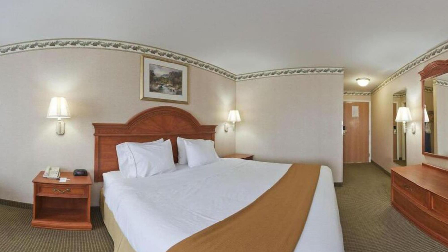 Bedroom 4, Holiday Inn Express & Suites DEFIANCE by IHG, Defiance