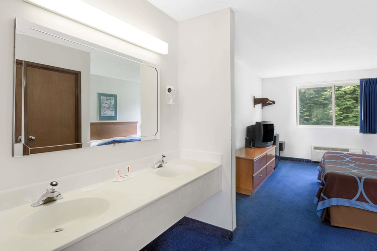 Bedroom 4, Super 8 by Wyndham Kingston, Ulster