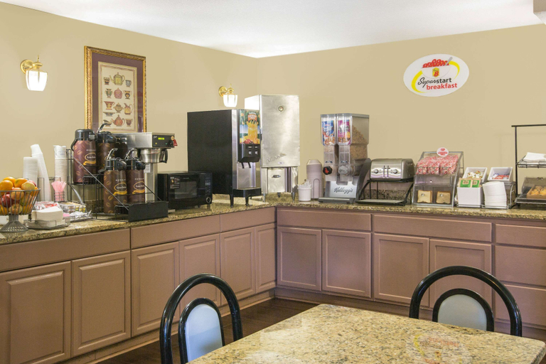 Food & Drinks 5, Super 8 By Wyndham Oxford, Lafayette