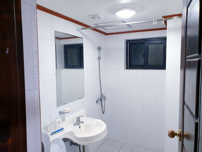 Bathroom 3, Morning Beach Pension, Jeju